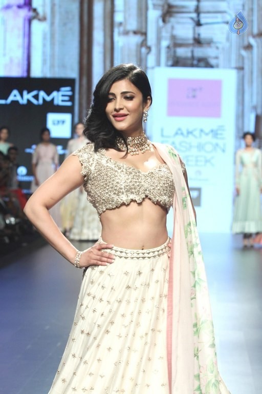 Shruti Haasan at LFW Summer Resort 2016 - 1 / 20 photos