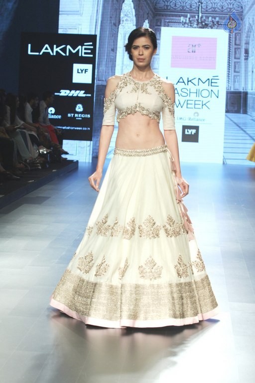 Shruti Haasan at LFW Summer Resort 2016 - 9 / 20 photos