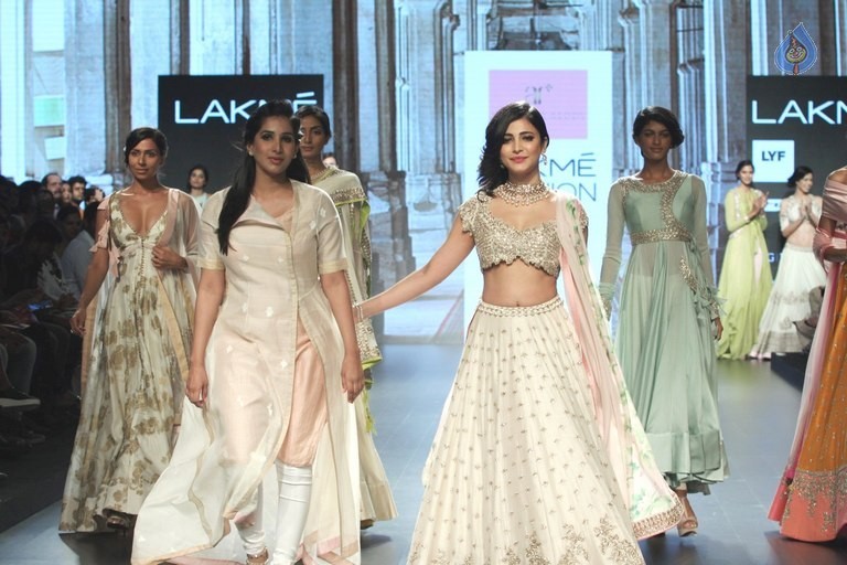 Shruti Haasan at LFW Summer Resort 2016 - 11 / 20 photos