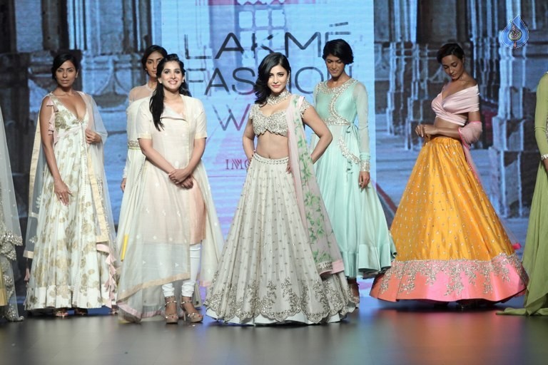 Shruti Haasan at LFW Summer Resort 2016 - 13 / 20 photos