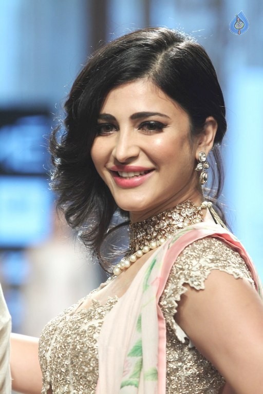 Shruti Haasan at LFW Summer Resort 2016 - 16 / 20 photos