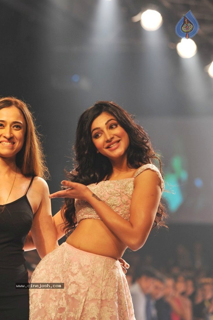 Shruti Haasan n Ileana Walks the Ramp at LFW 2014 - 6 / 28 photos