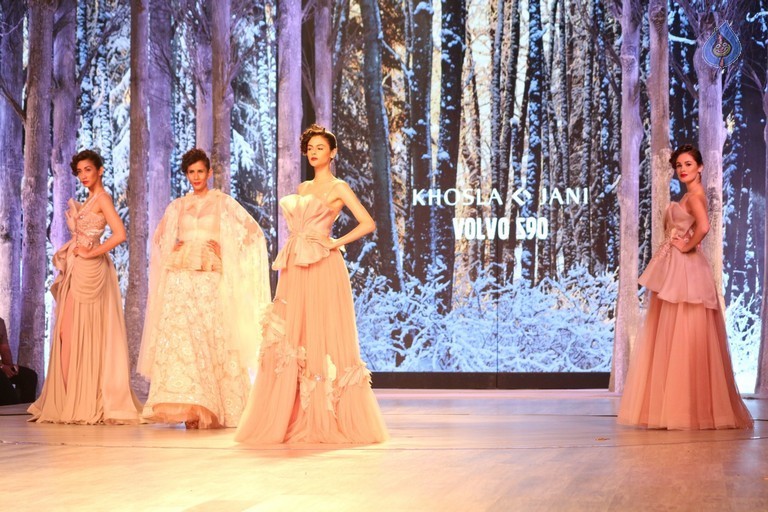 Shweta Nanda Walks the Ramp at Khosla Jani Unveil Collection - 22 / 36 photos