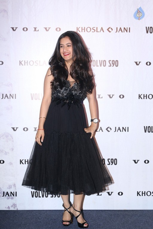 Shweta Nanda Walks the Ramp at Khosla Jani Unveil Collection - 25 / 36 photos