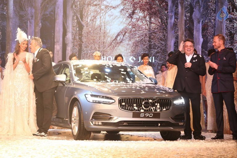 Shweta Nanda Walks the Ramp at Khosla Jani Unveil Collection - 28 / 36 photos