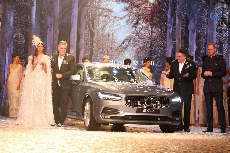 Shweta Nanda Walks the Ramp at Khosla Jani Unveil Collection - 32 / 36 photos