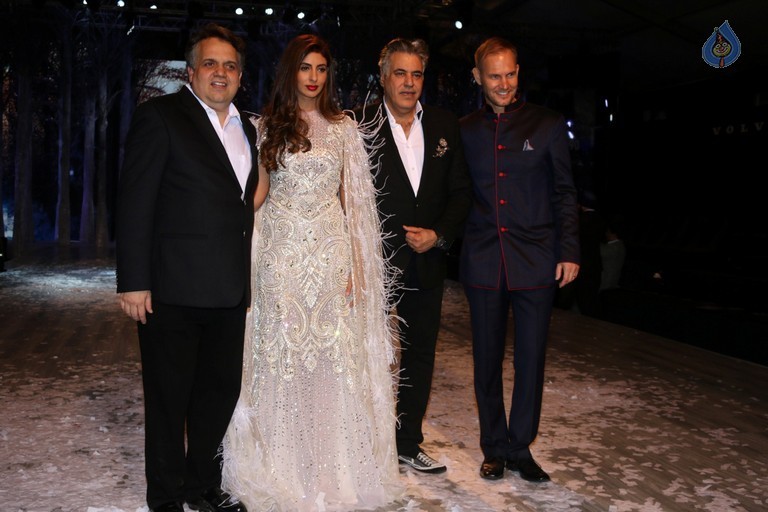 Shweta Nanda Walks the Ramp at Khosla Jani Unveil Collection - 36 / 36 photos