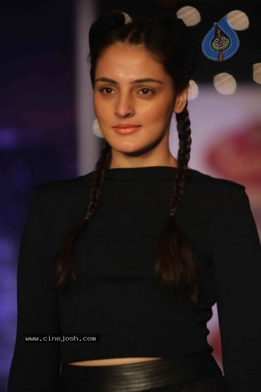 Signature Fashion Tour Ramp Walk Show - 17 / 47 photos