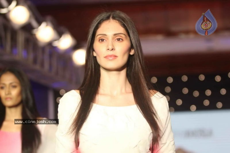Signature Fashion Tour Ramp Walk Show - 25 / 47 photos