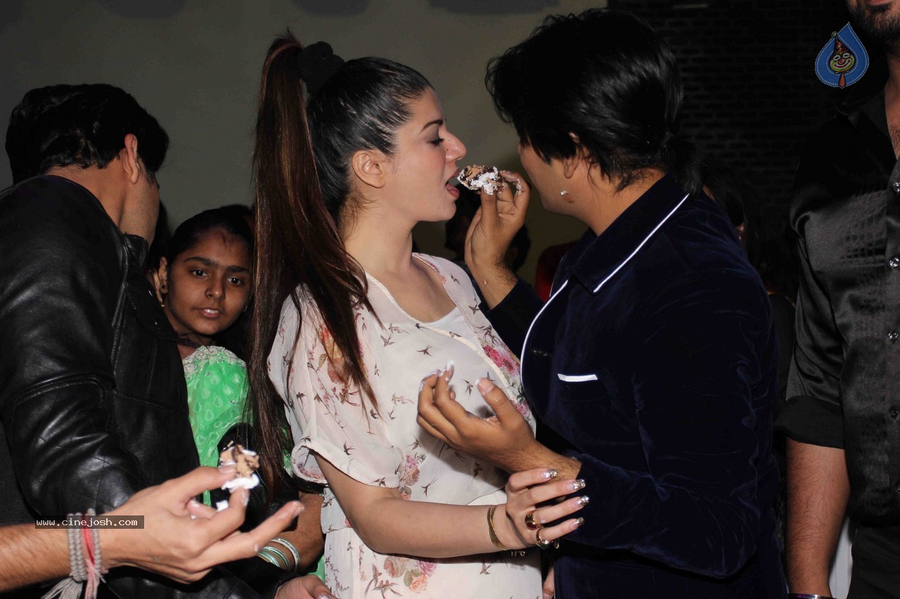 Singer Ankit Tiwari Bday Party - 13 / 64 photos
