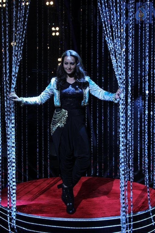 Sonakshi Sinha at Indian Idol Junior Sets - 9 / 14 photos