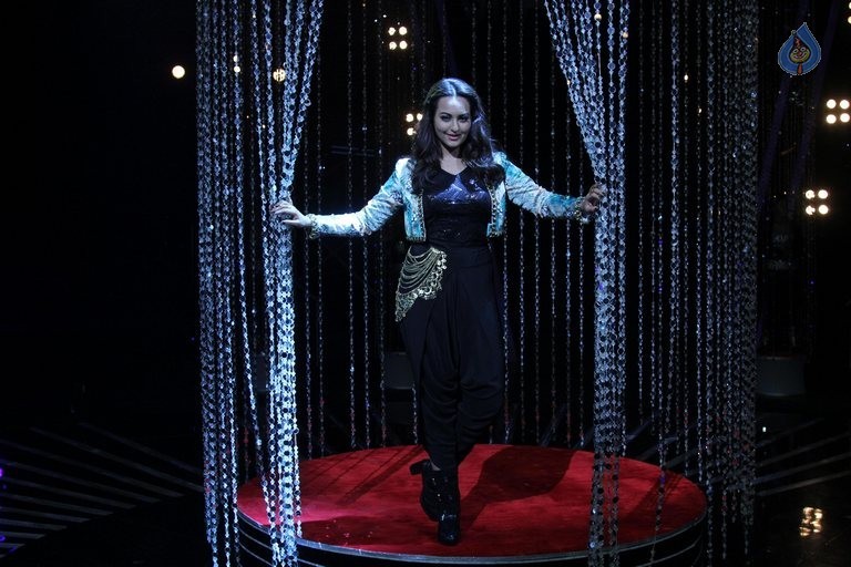 Sonakshi Sinha at Indian Idol Junior Sets - 11 / 14 photos