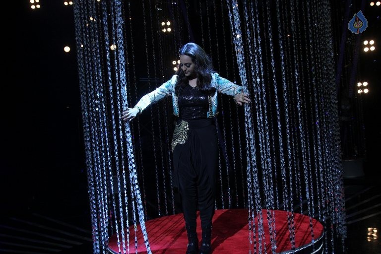 Sonakshi Sinha at Indian Idol Junior Sets - 14 / 14 photos