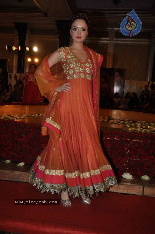 Sonakshi Sinha at Maheka Mirpuri Show - 36 / 61 photos