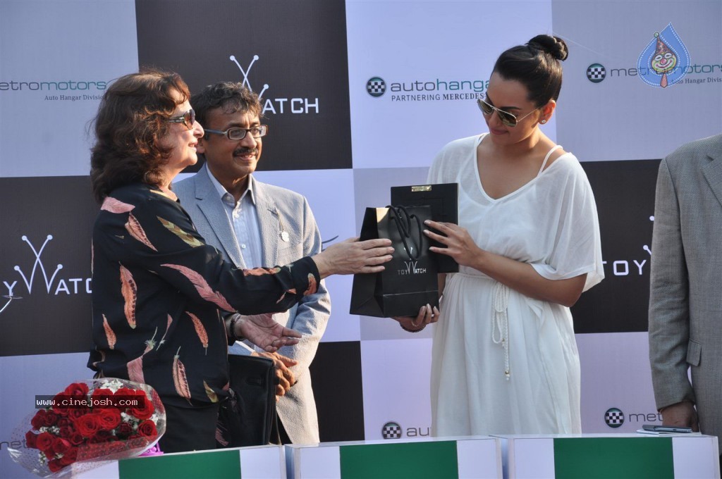 Sonakshi Sinha at Metro Motors Event - 4 / 54 photos