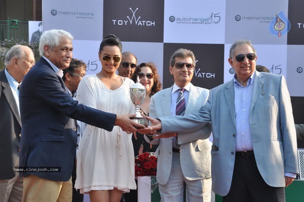 Sonakshi Sinha at Metro Motors Event - 9 / 54 photos