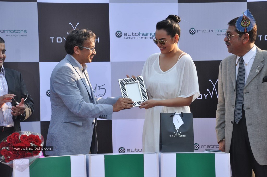 Sonakshi Sinha at Metro Motors Event - 14 / 54 photos