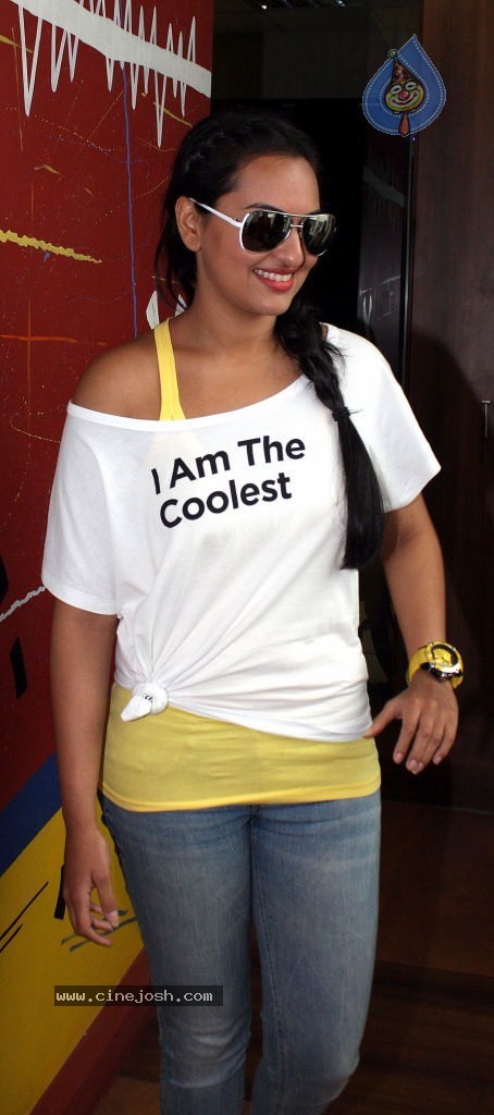 Sonakshi Sinha at Rowdy Rathore Movie Promotes 92.7 BIG FM - 6 / 14 photos