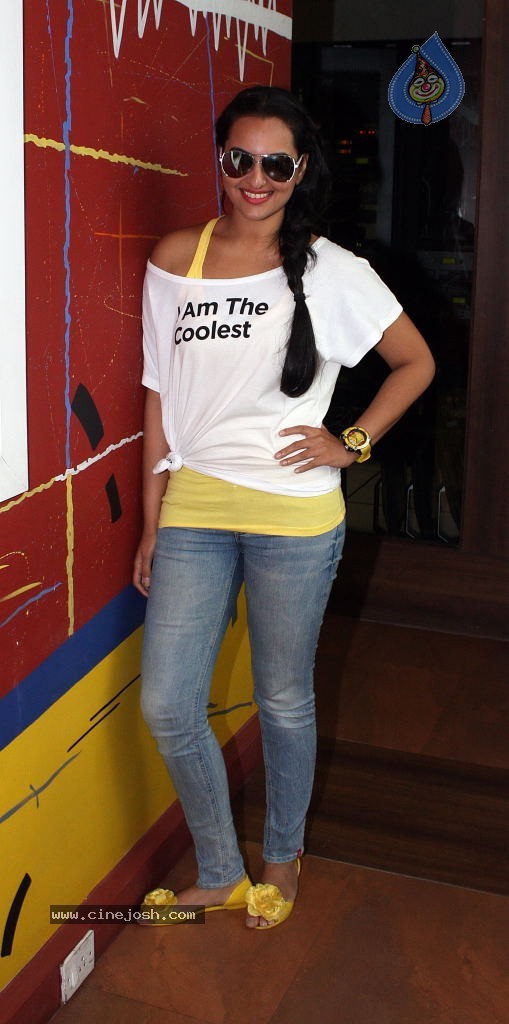 Sonakshi Sinha at Rowdy Rathore Movie Promotes 92.7 BIG FM - 10 / 14 photos