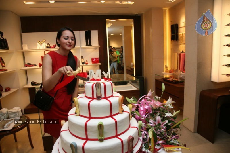 Sonakshi Sinha at The Launch of My Salvatore Ferragamo Collection - 24 / 35 photos