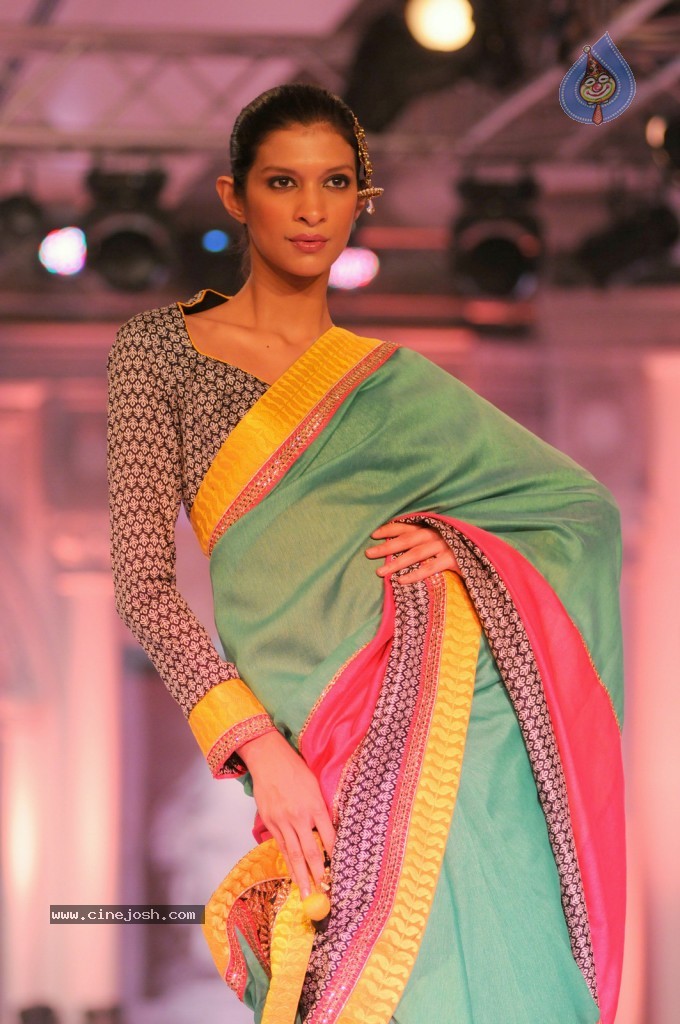 Sonakshi Sinha at The Rajguru Fashion Parade - 29 / 47 photos