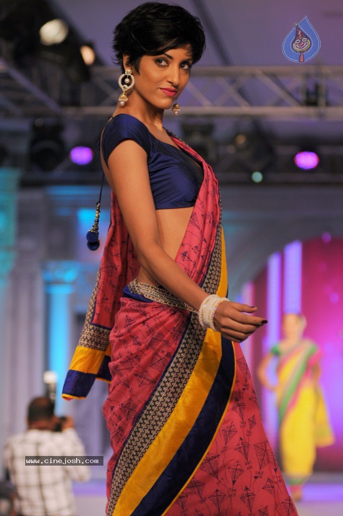 Sonakshi Sinha at The Rajguru Fashion Parade - 34 / 47 photos