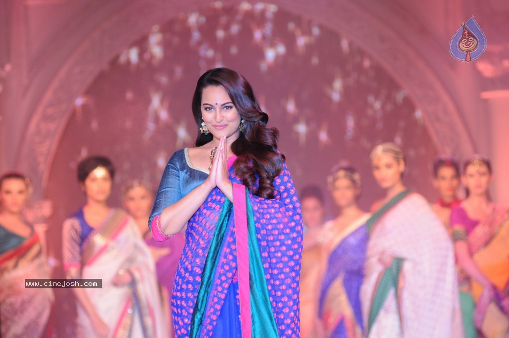 Sonakshi Sinha at The Rajguru Fashion Parade - 35 / 47 photos