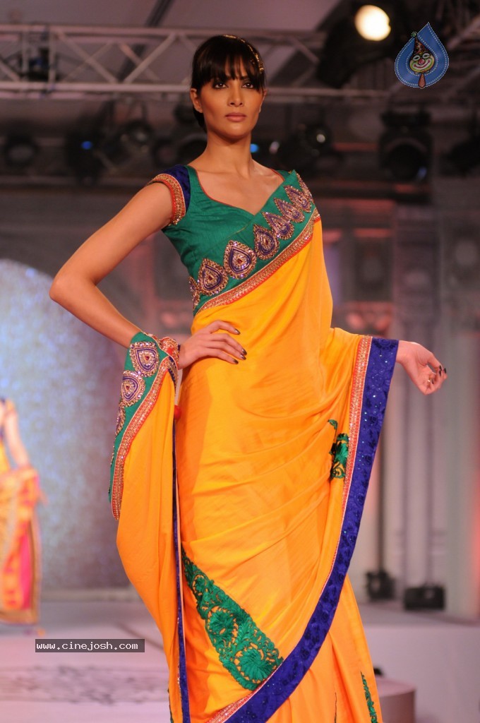 Sonakshi Sinha at The Rajguru Fashion Parade - 41 / 47 photos