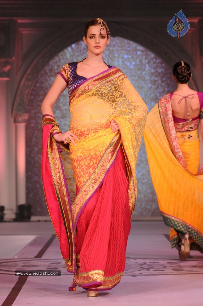 Sonakshi Sinha at The Rajguru Fashion Parade - 42 / 47 photos