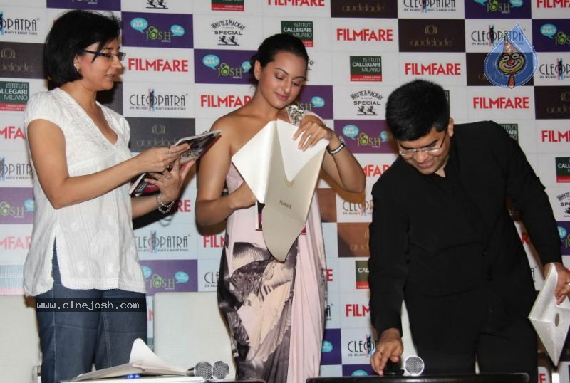 Sonakshi Sinha Launches Filmfare Magazine Latest Issue - 25 / 32 photos