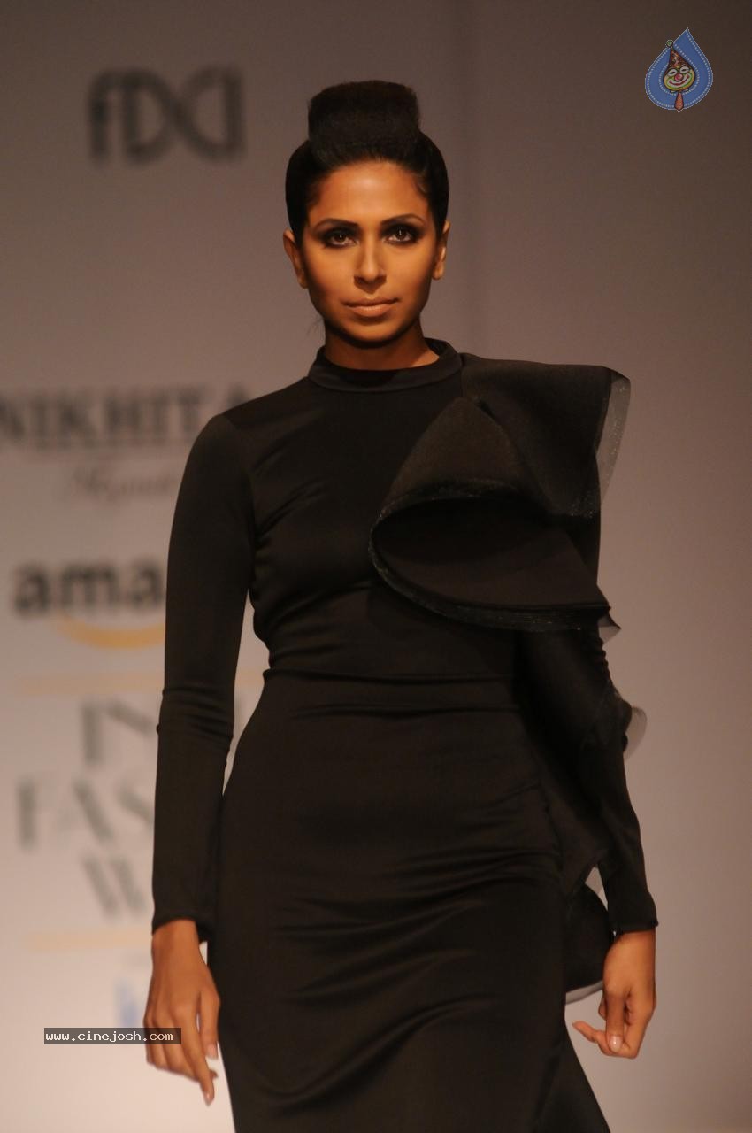 Sonal Chauhan Showstopper at AIFW - 25 / 49 photos