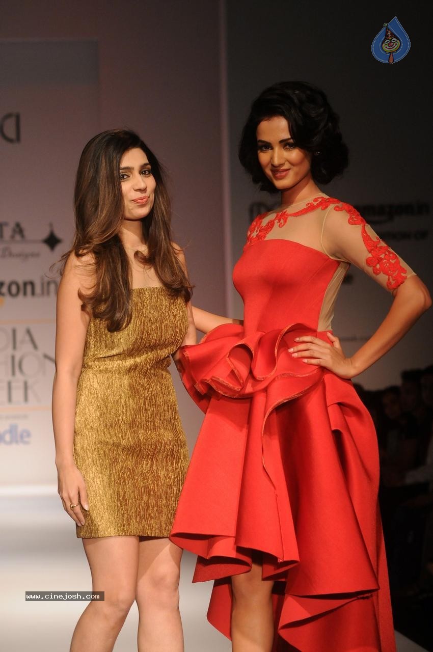 Sonal Chauhan Showstopper at AIFW - 29 / 49 photos