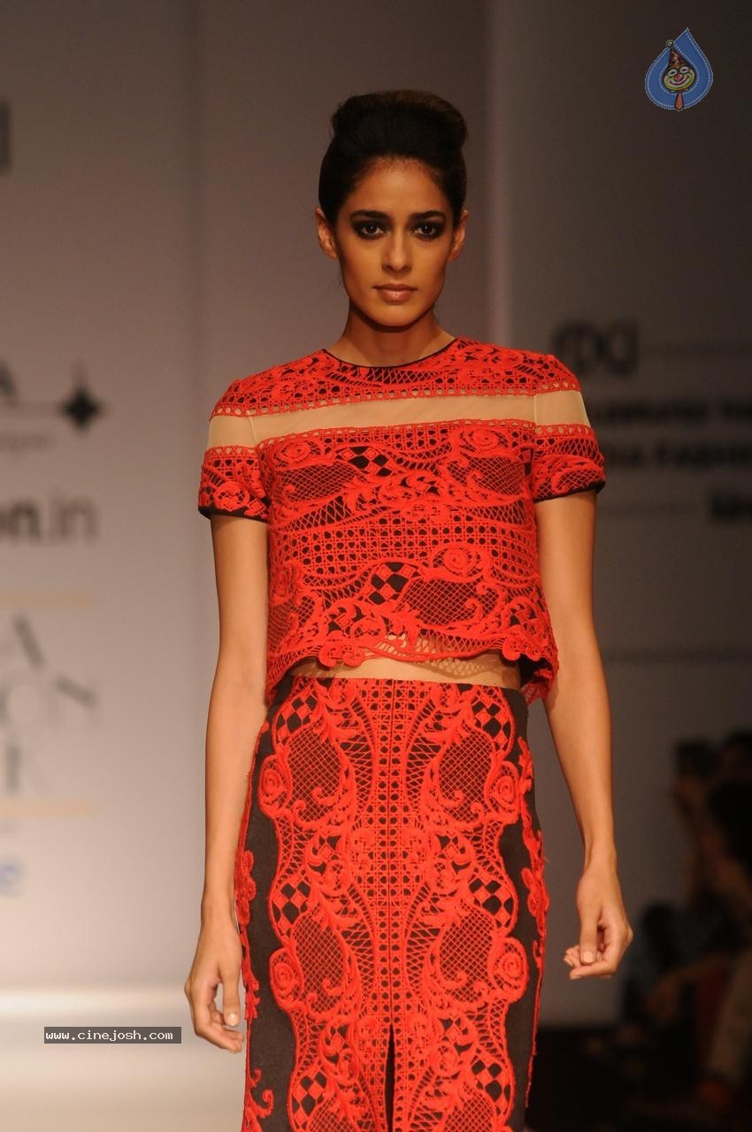 Sonal Chauhan Showstopper at AIFW - 31 / 49 photos