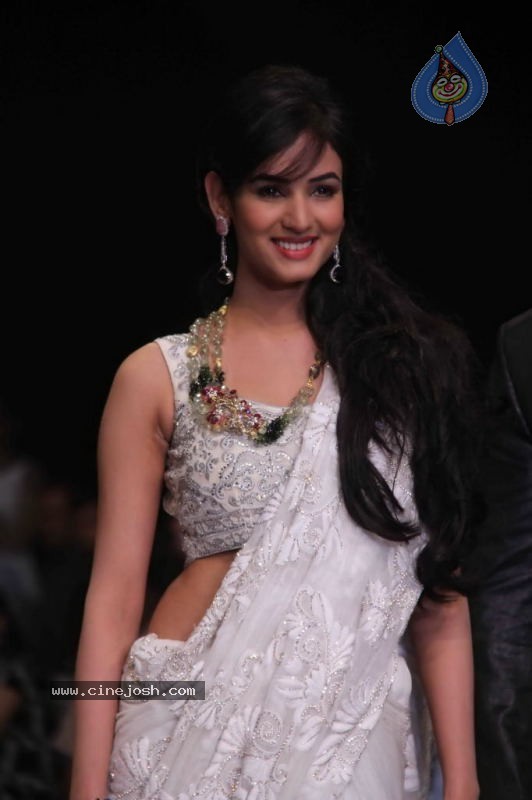 Sonal Chauhan, Zarine Khan at IIJW Event - 7 / 43 photos