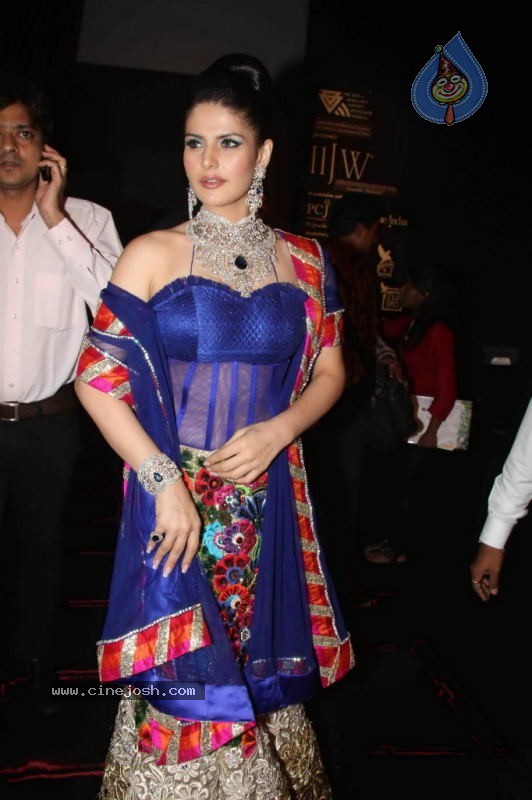 Sonal Chauhan, Zarine Khan at IIJW Event - 24 / 43 photos