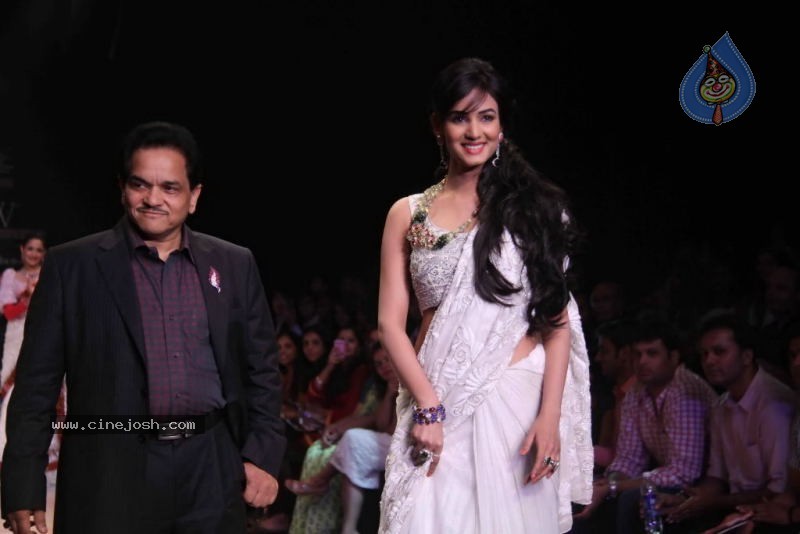 Sonal Chauhan, Zarine Khan at IIJW Event - 40 / 43 photos