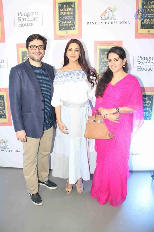 Sonali Bendre Book Success Party - 27 / 63 photos