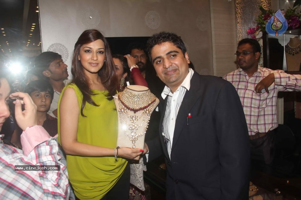 Sonali Bendre Inaugurates Lmitiaz Motiwala Store - 2 / 22 photos
