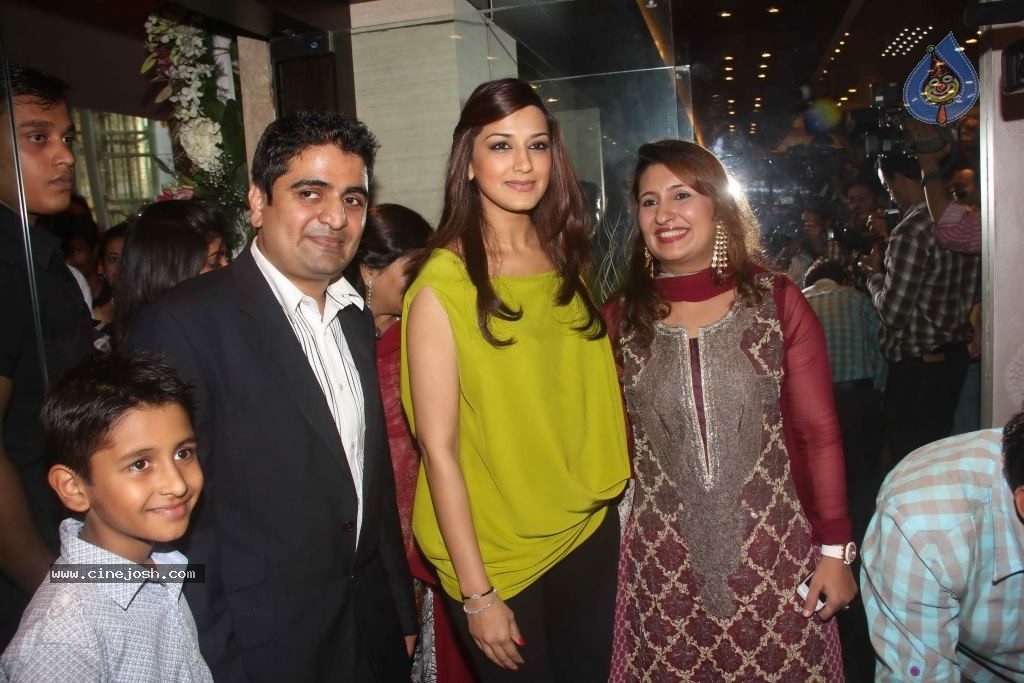 Sonali Bendre Inaugurates Lmitiaz Motiwala Store - 16 / 22 photos