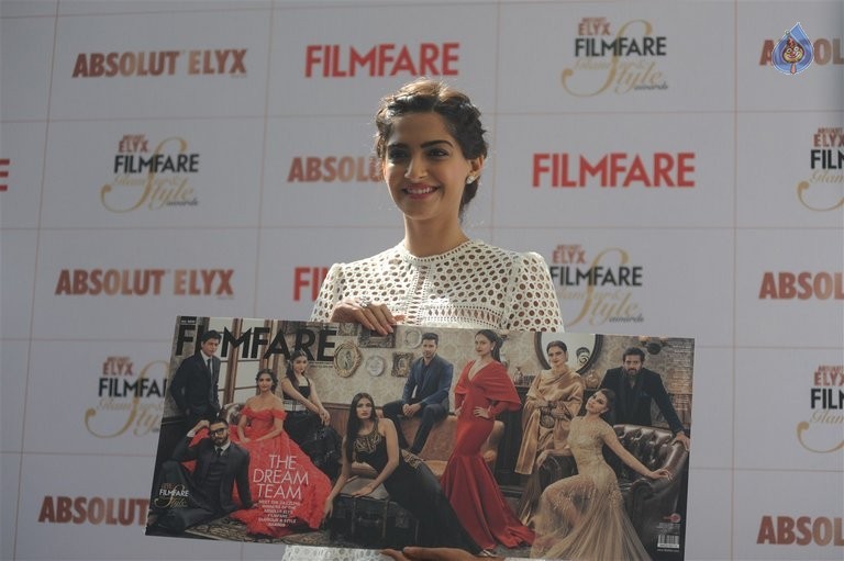 Sonam Kapoor at Filmfare Glamour And Style Awards - 14 / 21 photos