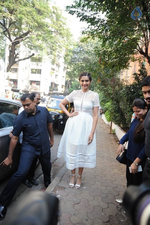 Sonam Kapoor at Filmfare Glamour And Style Awards - 20 / 21 photos