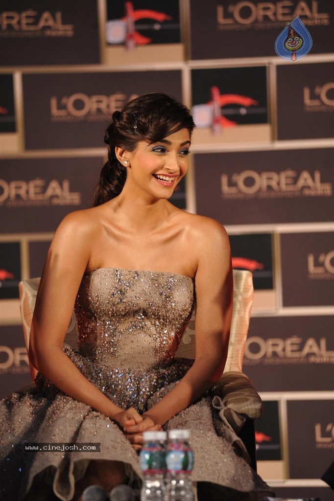 Sonam Kapoor at LOreal Paris Event - 24 / 85 photos