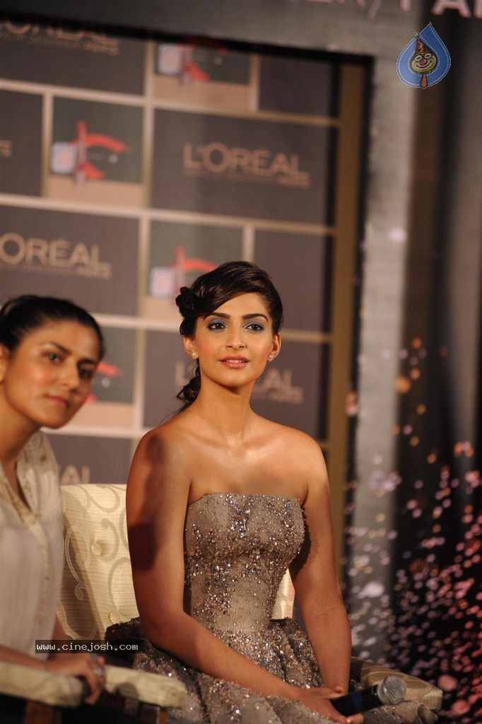 Sonam Kapoor at LOreal Paris Event - 58 / 85 photos