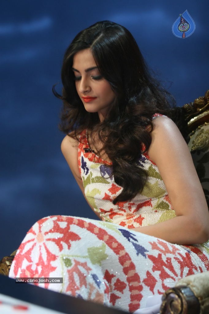 Sonam Kapoor at Nachle Ve Set - 20 / 39 photos