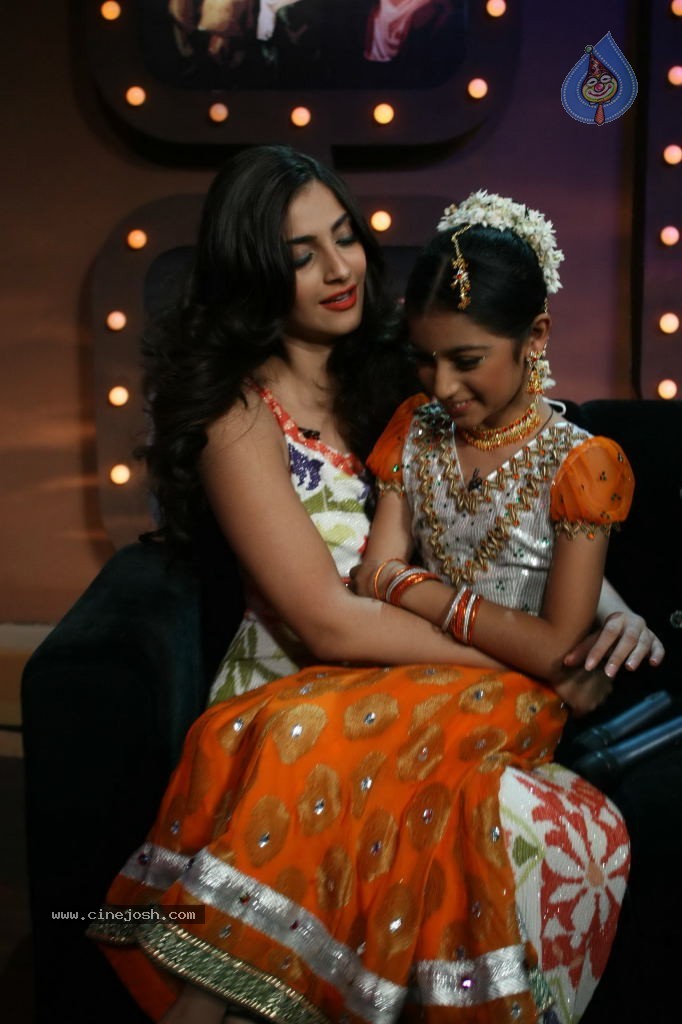 Sonam Kapoor at Nachle Ve Set - 24 / 39 photos