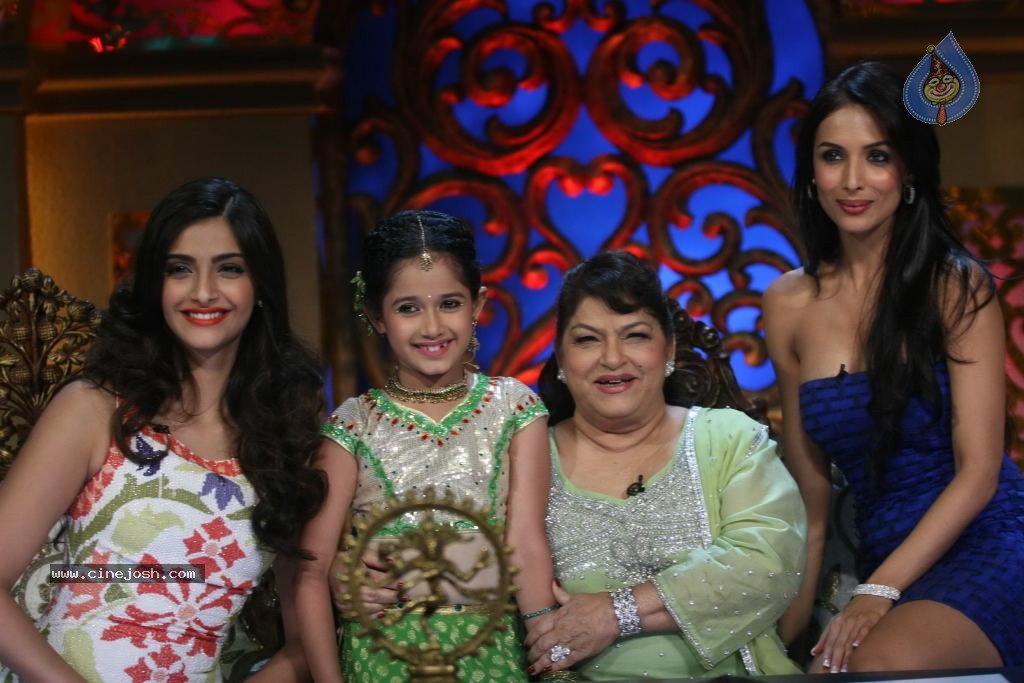 Sonam Kapoor at Nachle Ve Set - 28 / 39 photos