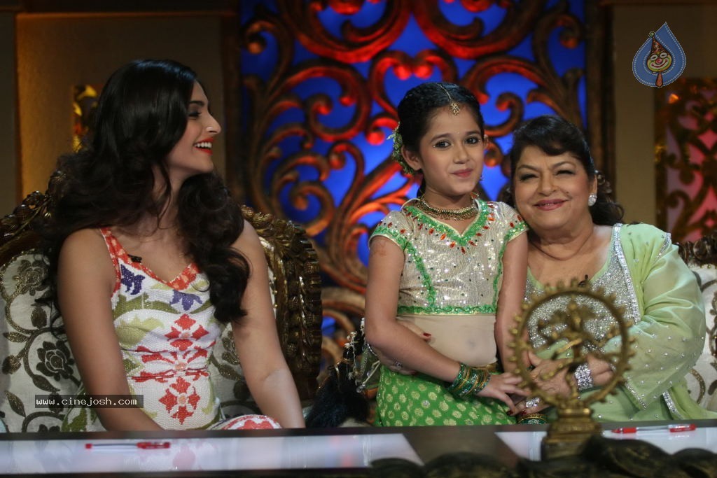 Sonam Kapoor at Nachle Ve Set - 30 / 39 photos