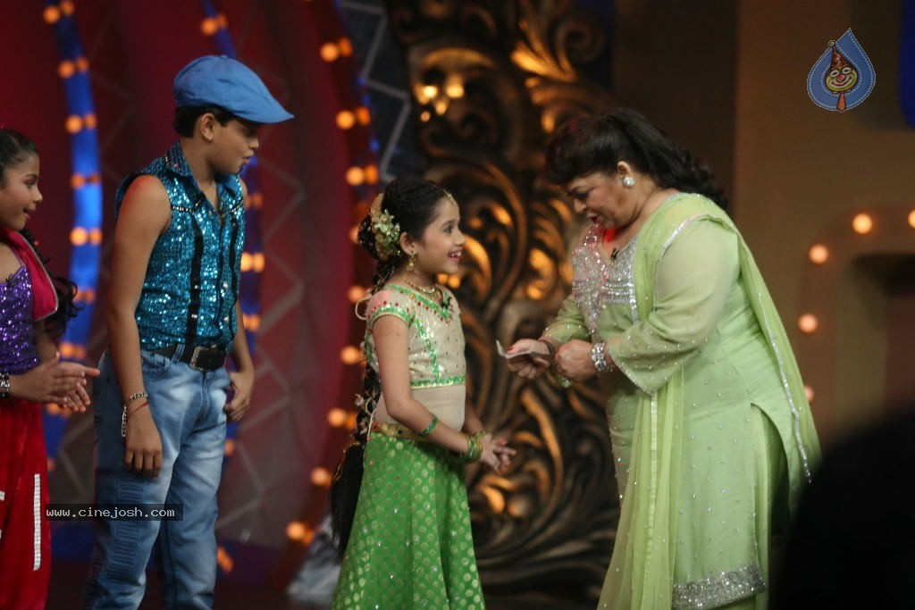 Sonam Kapoor at Nachle Ve Set - 31 / 39 photos