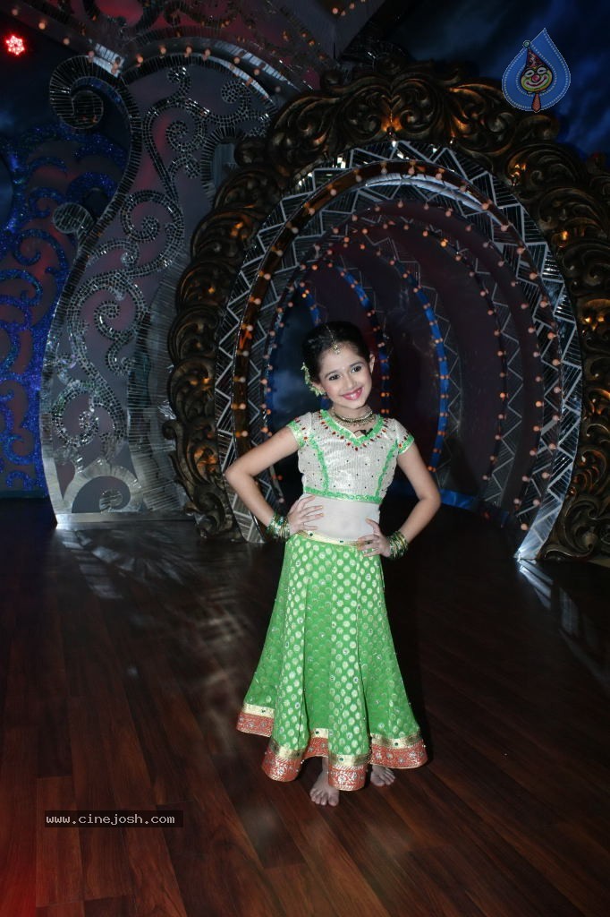 Sonam Kapoor at Nachle Ve Set - 37 / 39 photos