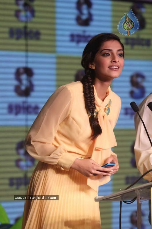 Sonam Kapoor Launches Spice Mobility - 5 / 32 photos